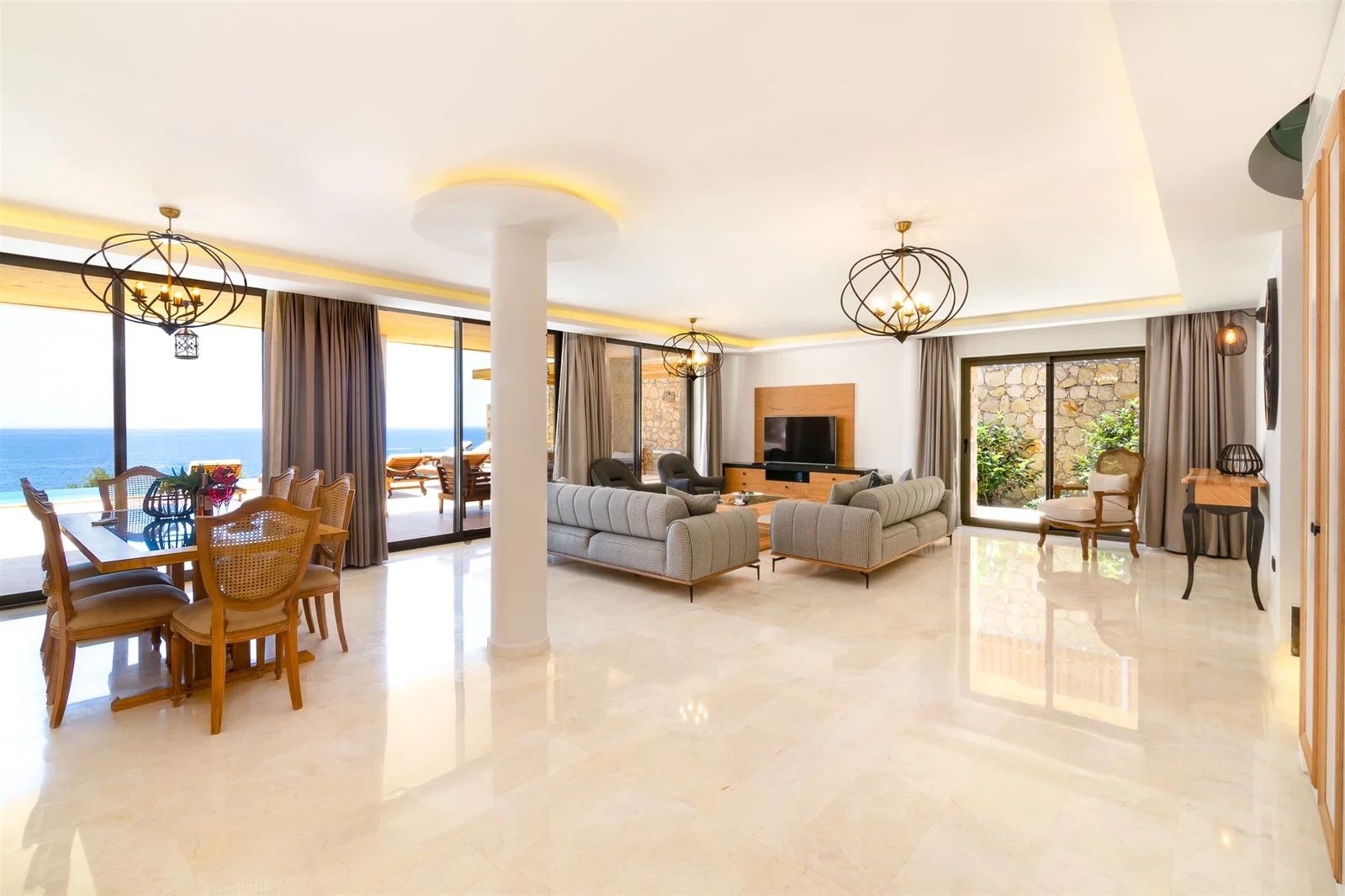 Kalkan’da Merkeze Yakın, Isıtmalı Havuzlu, 8 Kişilik, Lüks Villa