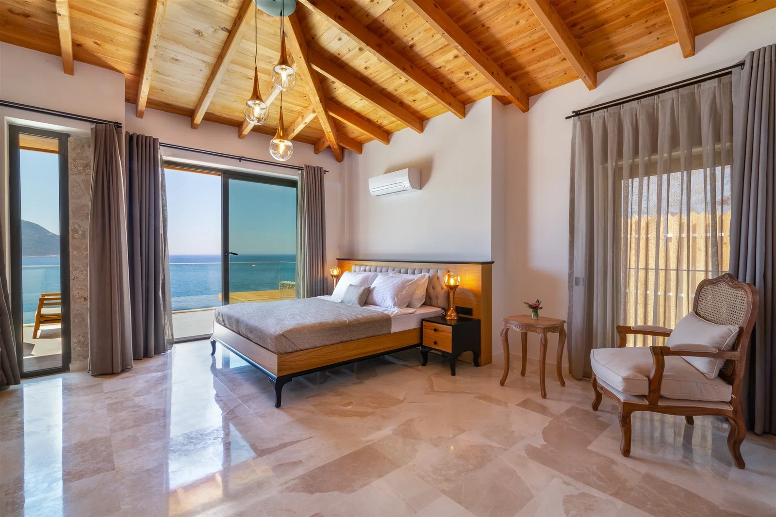 Kalkan’da Merkeze Yakın, Isıtmalı Havuzlu, 8 Kişilik, Lüks Villa