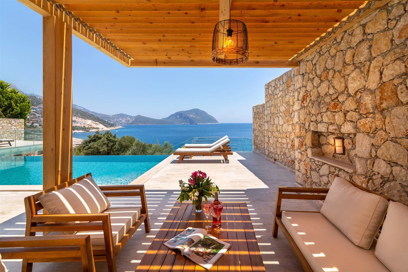 Kalkan’da Merkeze Yakın, Isıtmalı Havuzlu, 8 Kişilik, Lüks Villa