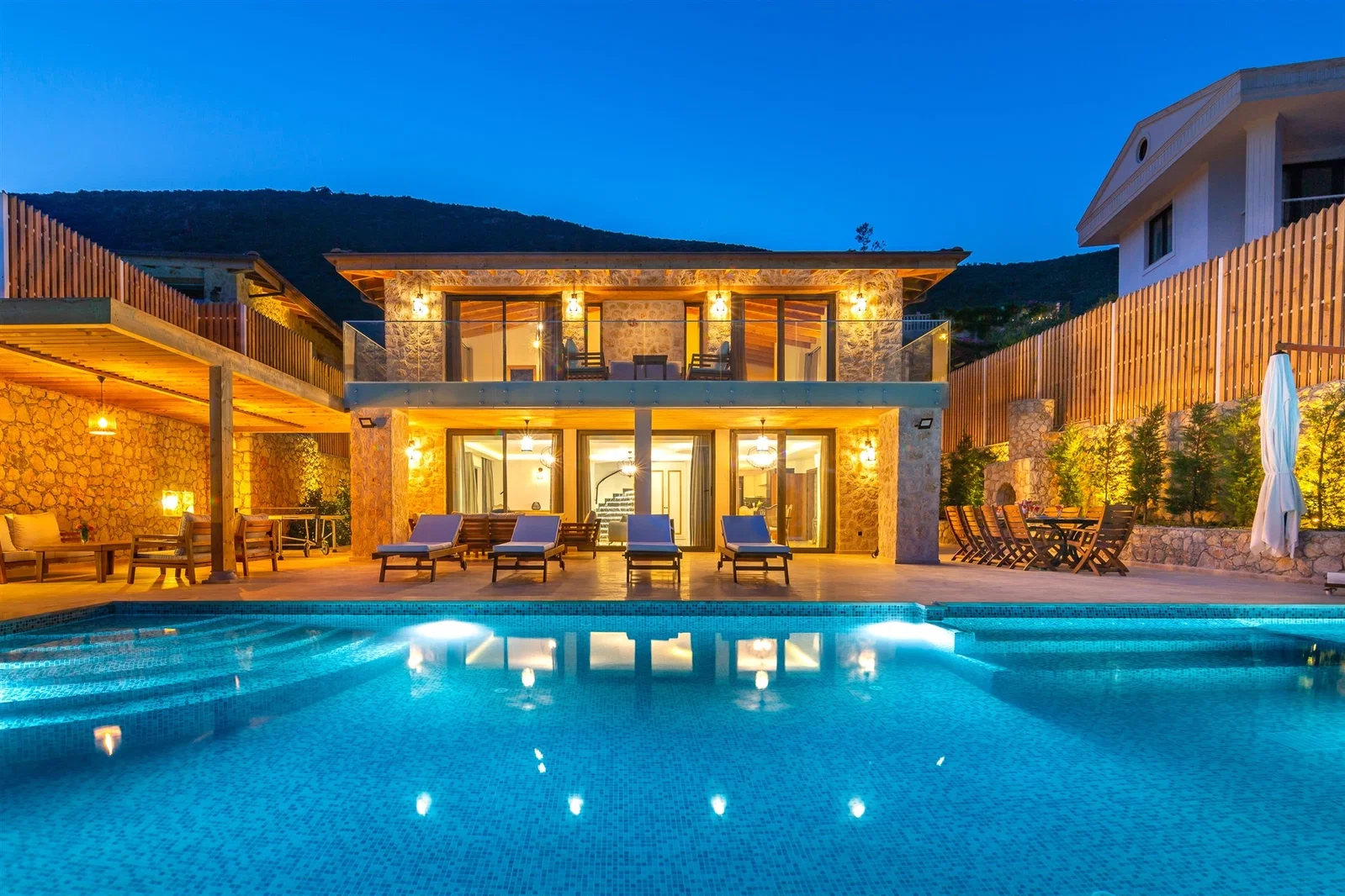 Kalkan’da Merkeze Yakın, Isıtmalı Havuzlu, 8 Kişilik, Lüks Villa