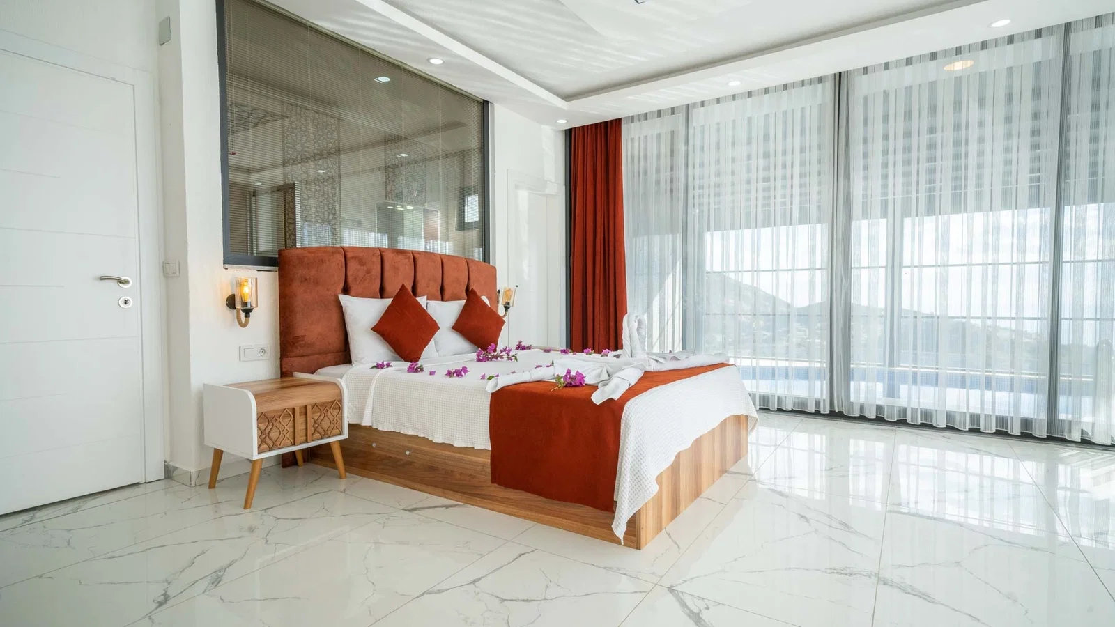 Kalkan’da Balayı Çiftlerine Uygun, Isıtmalı Havuzlu, 2 Yatak Odalı, Kiralık Villa