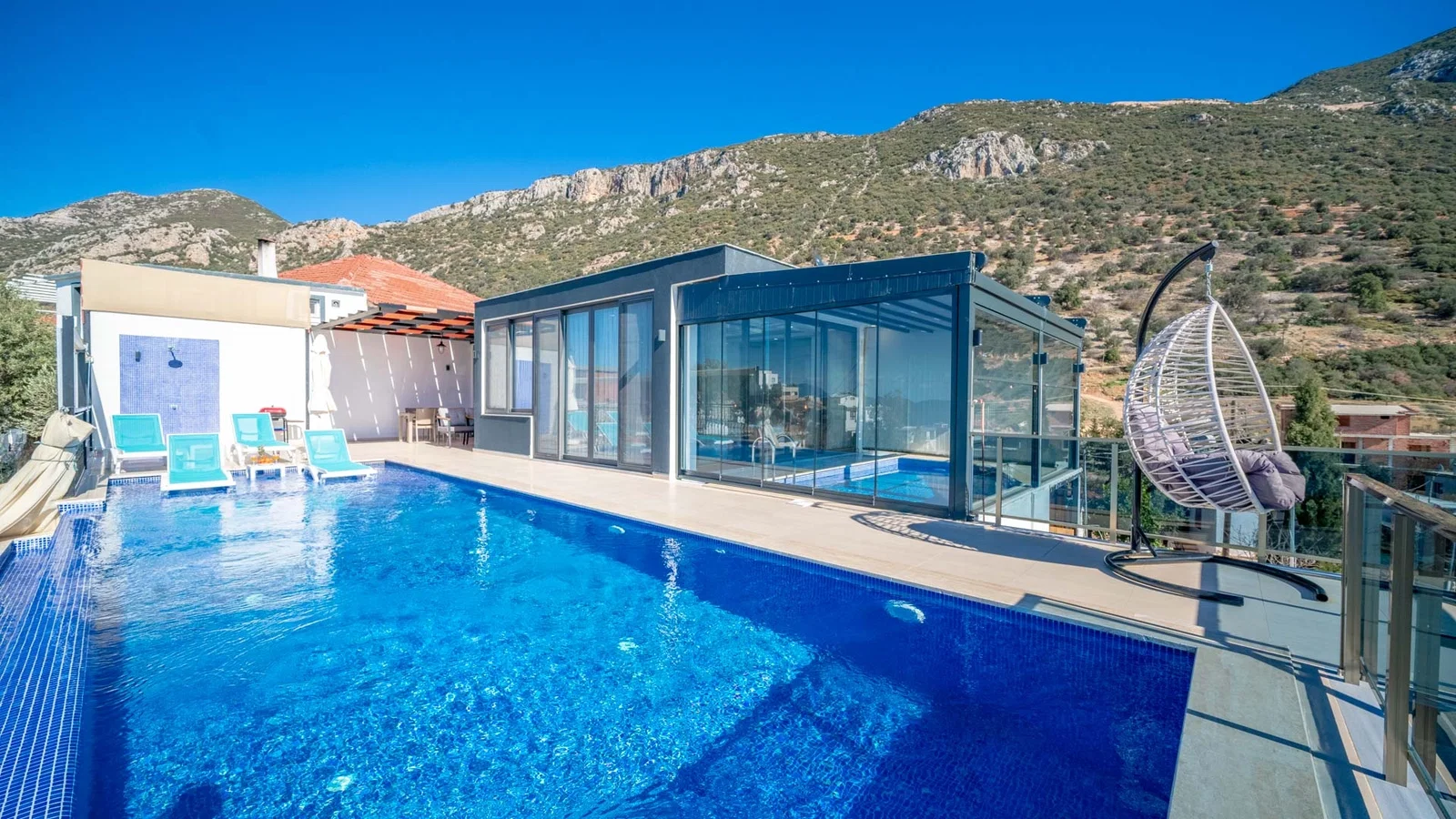 Kalkan’da Balayı Çiftlerine Uygun, Isıtmalı Havuzlu, 2 Yatak Odalı, Kiralık Villa