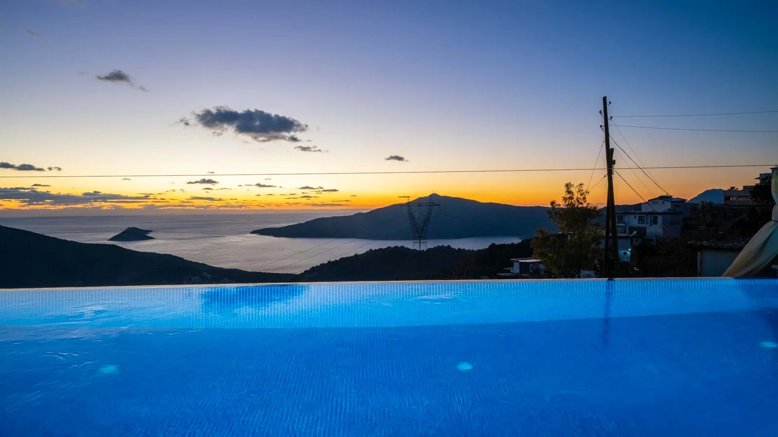 Kalkan’da Balayı Çiftlerine Uygun, Isıtmalı Havuzlu, 2 Yatak Odalı, Kiralık Villa