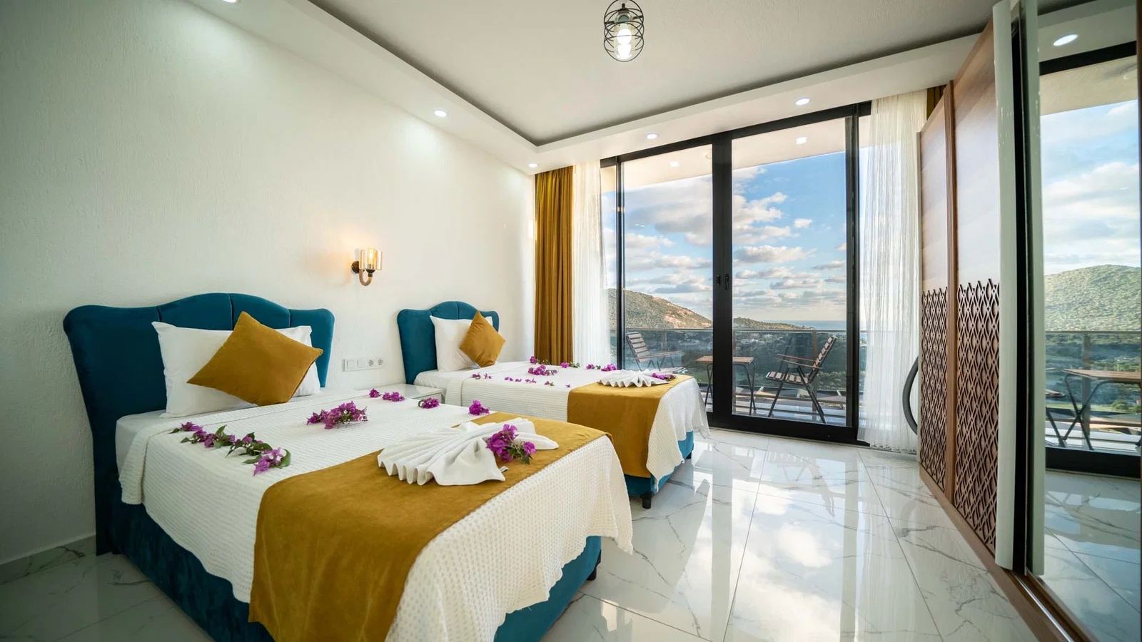 Kalkan’da Balayı Çiftlerine Uygun, Isıtmalı Havuzlu, 2 Yatak Odalı, Kiralık Villa
