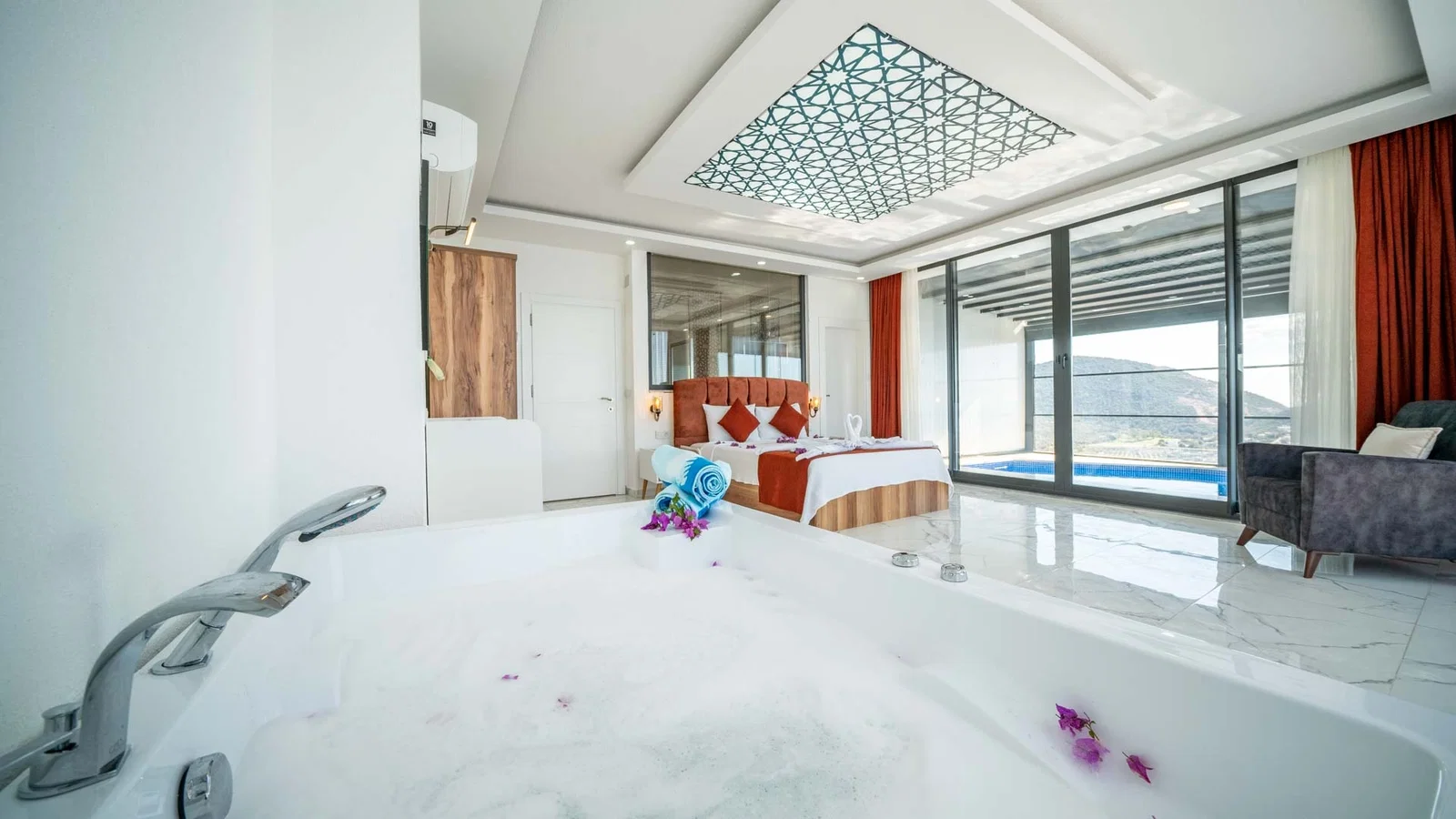 Kalkan’da Balayı Çiftlerine Uygun, Isıtmalı Havuzlu, 2 Yatak Odalı, Kiralık Villa