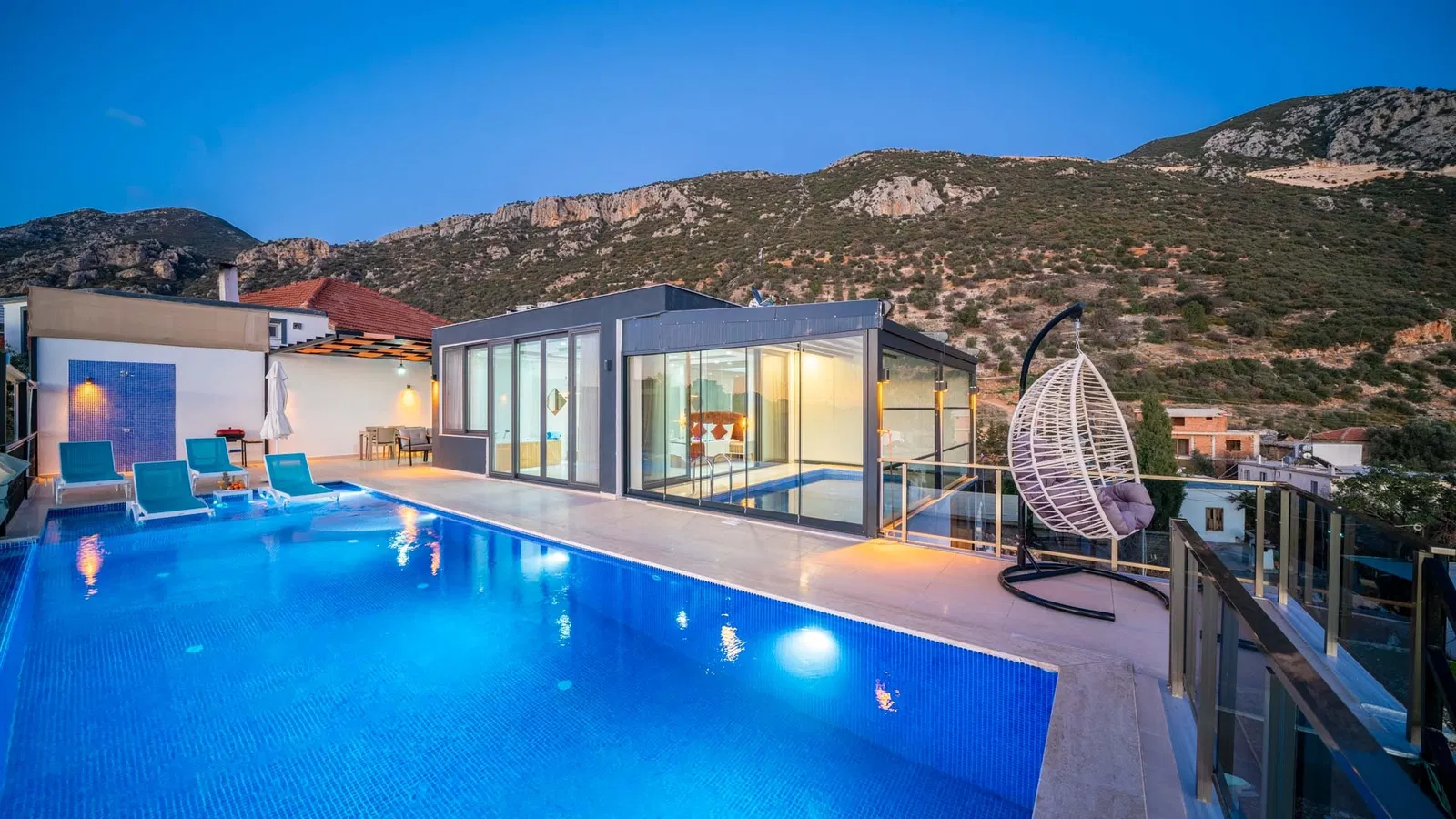 Kalkan’da korunaklı havuzlu kiralık villa