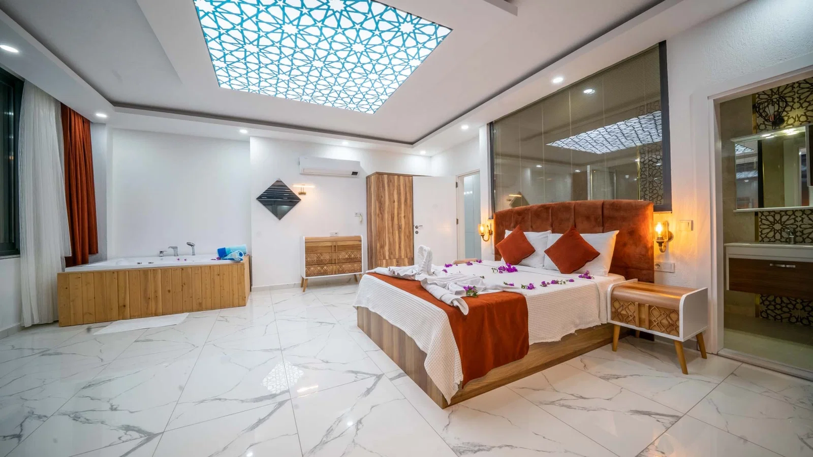Kalkan’da Balayı Çiftlerine Uygun, Isıtmalı Havuzlu, 2 Yatak Odalı, Kiralık Villa