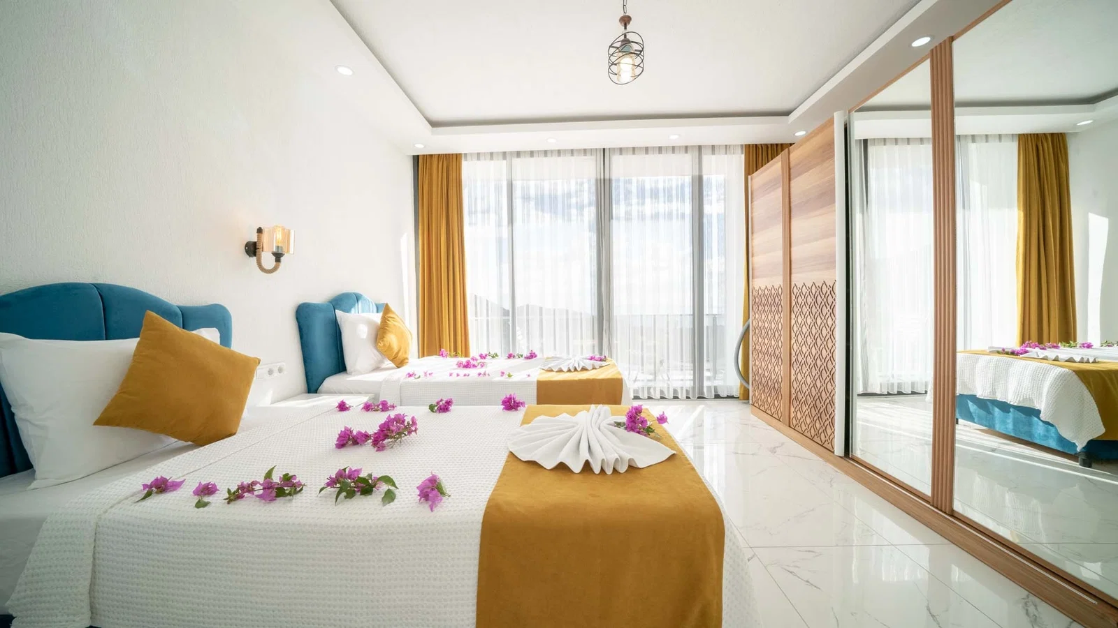 Kalkan’da Balayı Çiftlerine Uygun, Isıtmalı Havuzlu, 2 Yatak Odalı, Kiralık Villa