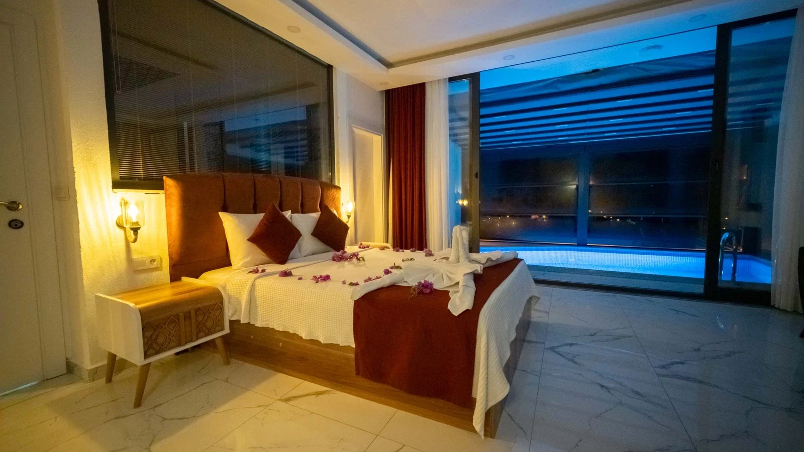 Kalkan’da Balayı Çiftlerine Uygun, Isıtmalı Havuzlu, 2 Yatak Odalı, Kiralık Villa