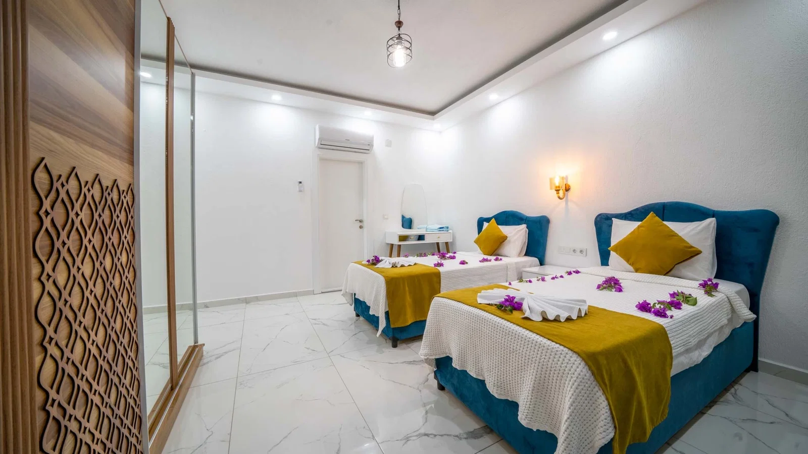 Kalkan’da Balayı Çiftlerine Uygun, Isıtmalı Havuzlu, 2 Yatak Odalı, Kiralık Villa