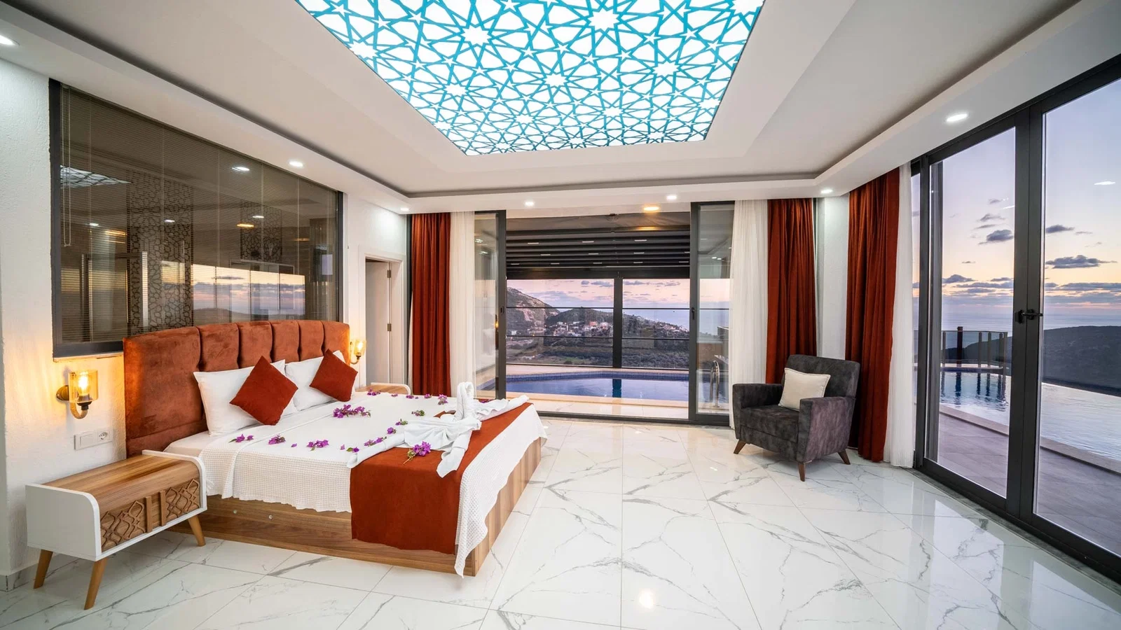 Kalkan’da Balayı Çiftlerine Uygun, Isıtmalı Havuzlu, 2 Yatak Odalı, Kiralık Villa