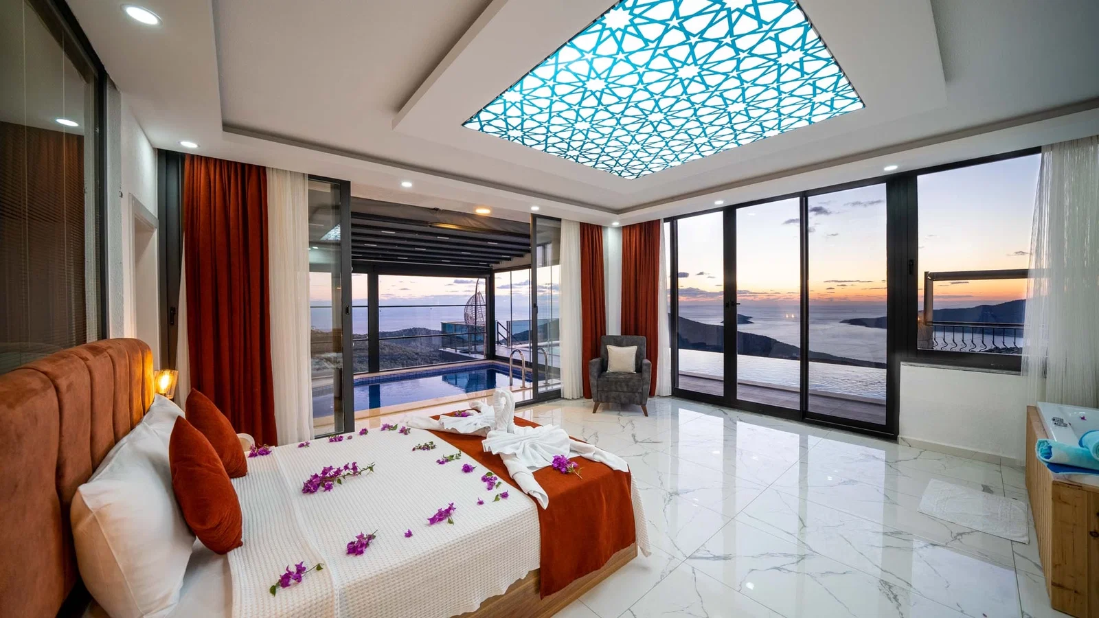 Kalkan’da Balayı Çiftlerine Uygun, Isıtmalı Havuzlu, 2 Yatak Odalı, Kiralık Villa