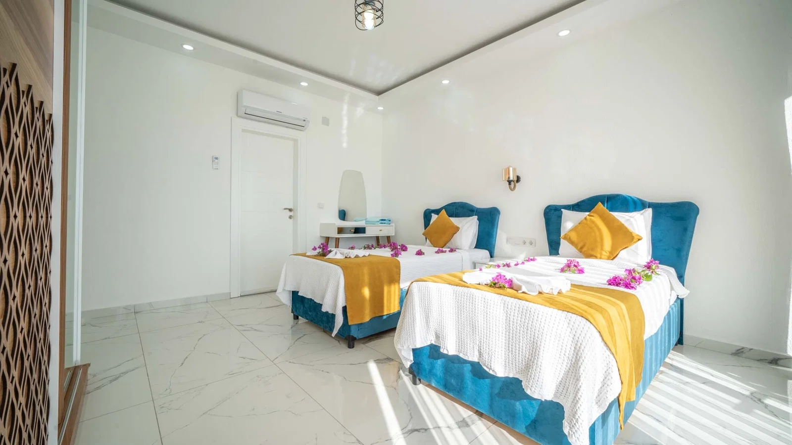 Kalkan’da Balayı Çiftlerine Uygun, Isıtmalı Havuzlu, 2 Yatak Odalı, Kiralık Villa