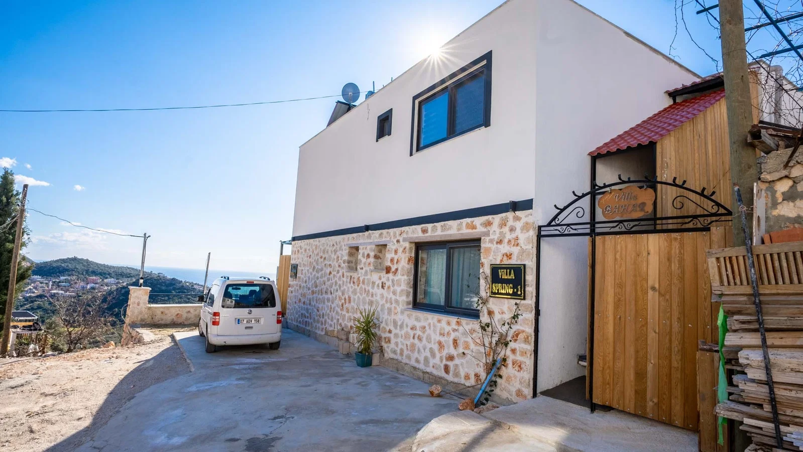Kalkan’da Balayı Çiftlerine Uygun, Isıtmalı Havuzlu, 2 Yatak Odalı, Kiralık Villa