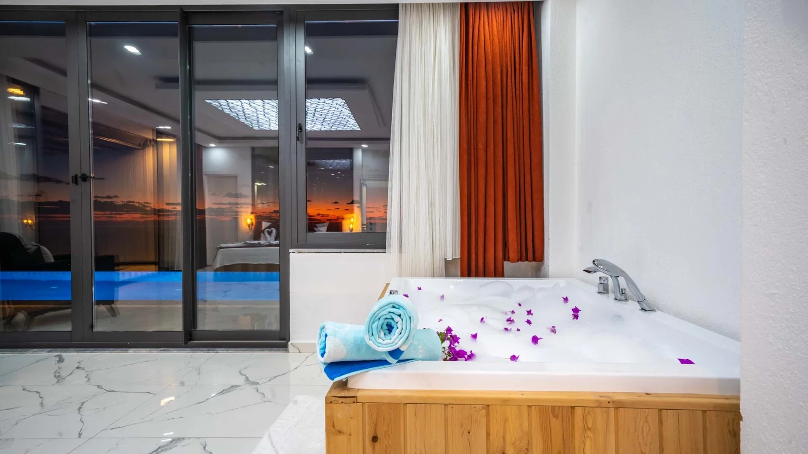 Kalkan’da Balayı Çiftlerine Uygun, Isıtmalı Havuzlu, 2 Yatak Odalı, Kiralık Villa