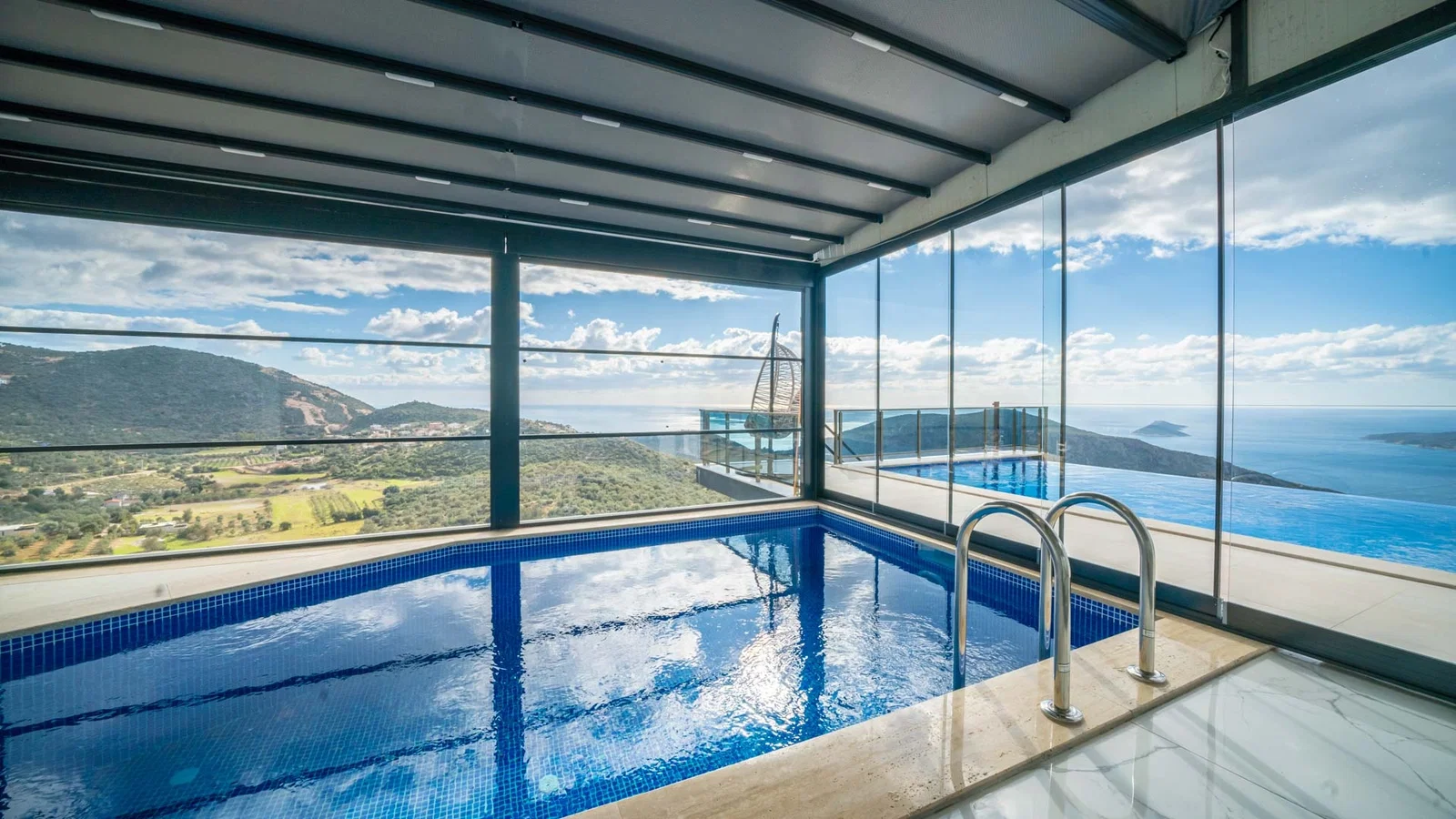 Kalkan’da Balayı Çiftlerine Uygun, Isıtmalı Havuzlu, 2 Yatak Odalı, Kiralık Villa