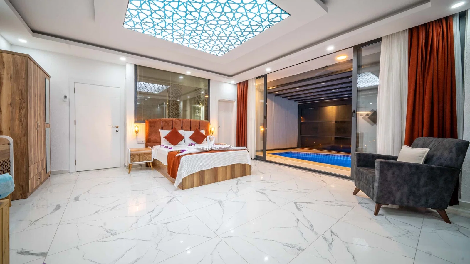 Kalkan’da Balayı Çiftlerine Uygun, Isıtmalı Havuzlu, 2 Yatak Odalı, Kiralık Villa
