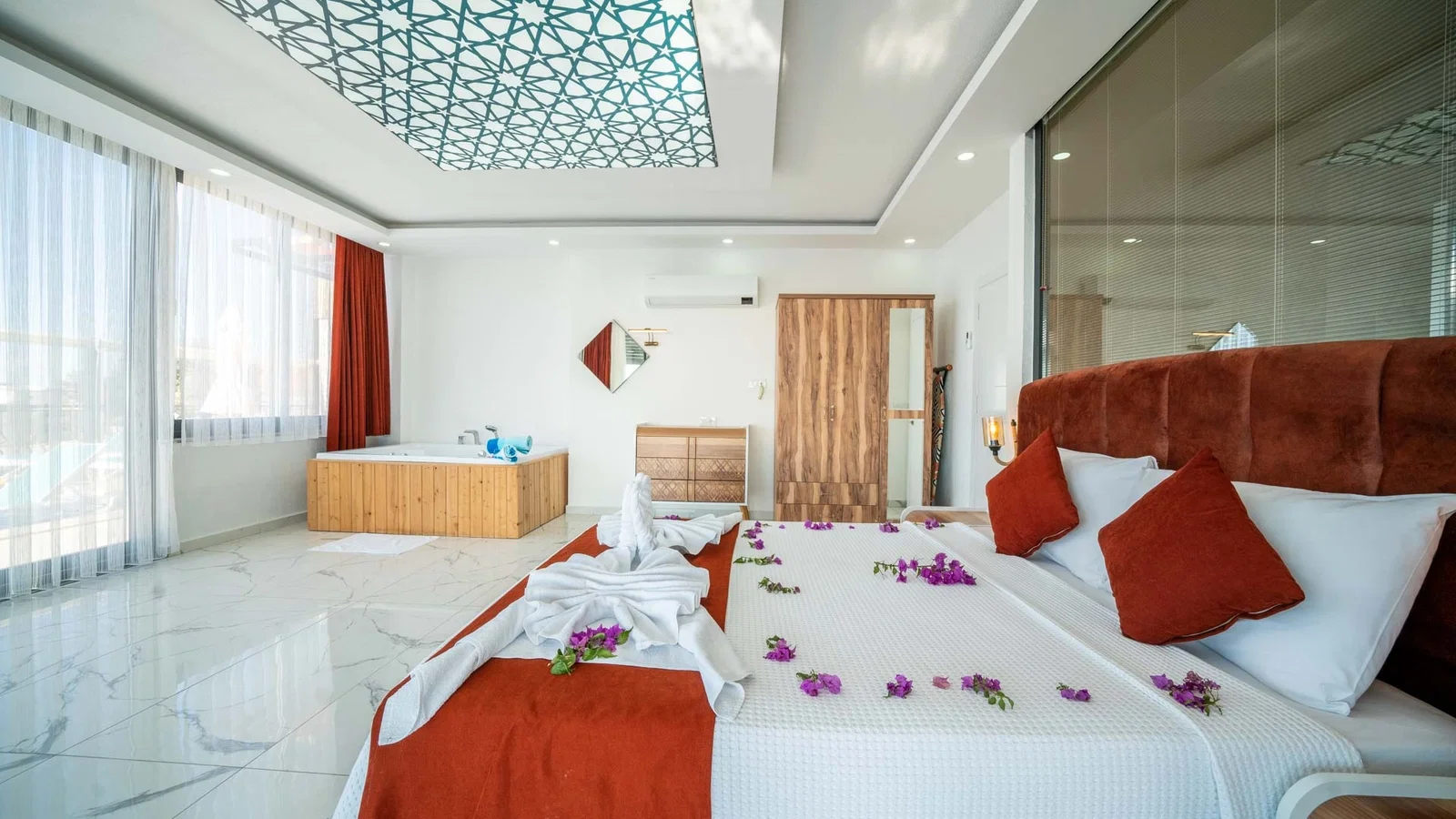 Kalkan’da Balayı Çiftlerine Uygun, Isıtmalı Havuzlu, 2 Yatak Odalı, Kiralık Villa
