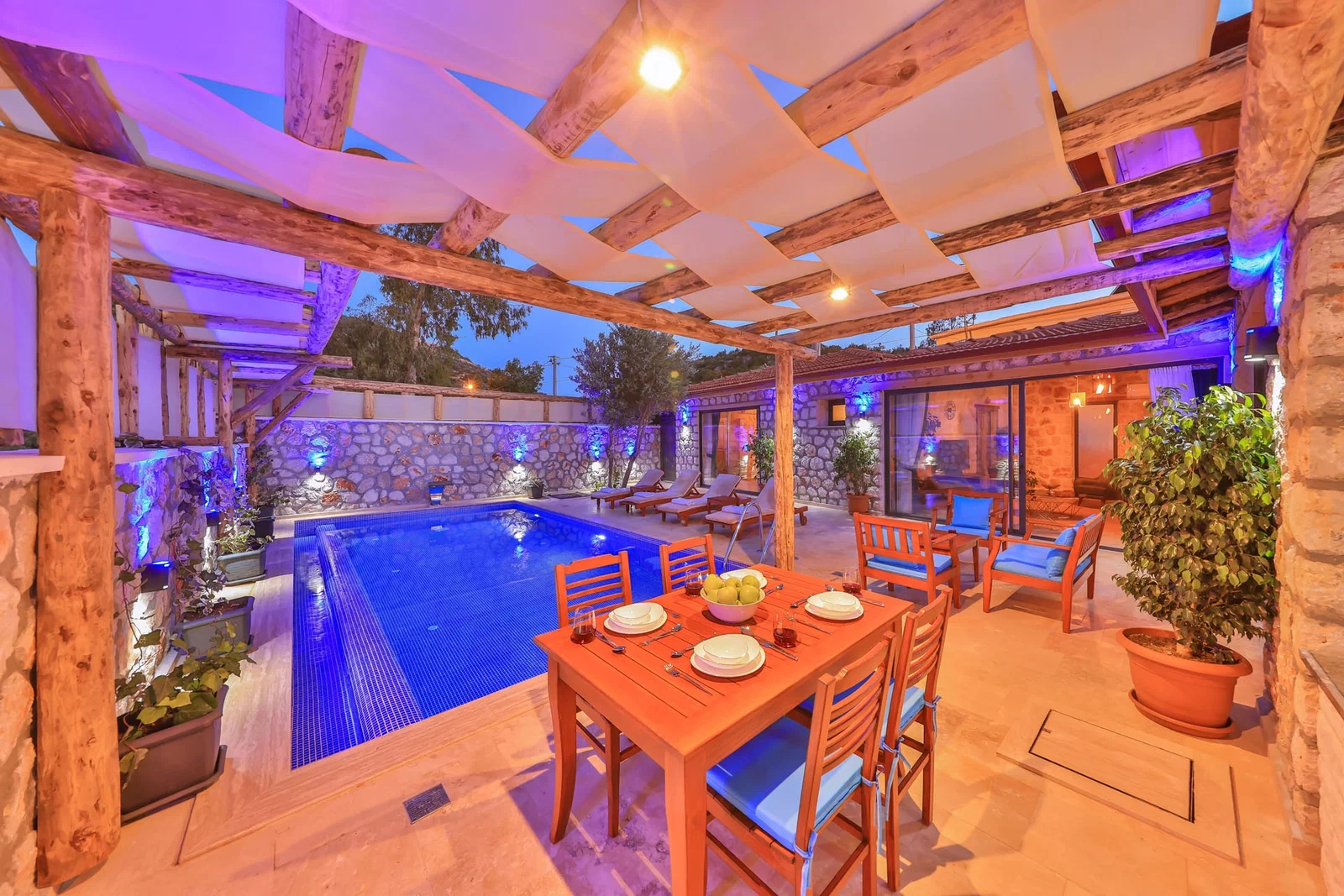 Kalkan’da Merkeze Yakın, Korunaklı Havuzlu, 4 Kişilik, Ekonomik Villa