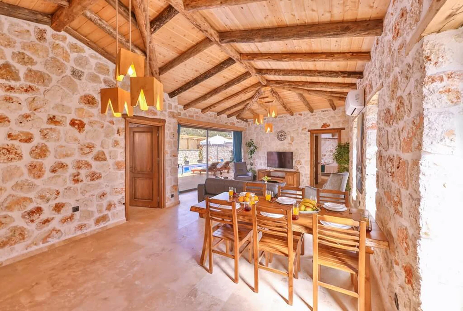 Kalkan’da Merkeze Yakın, Korunaklı Havuzlu, 4 Kişilik, Ekonomik Villa