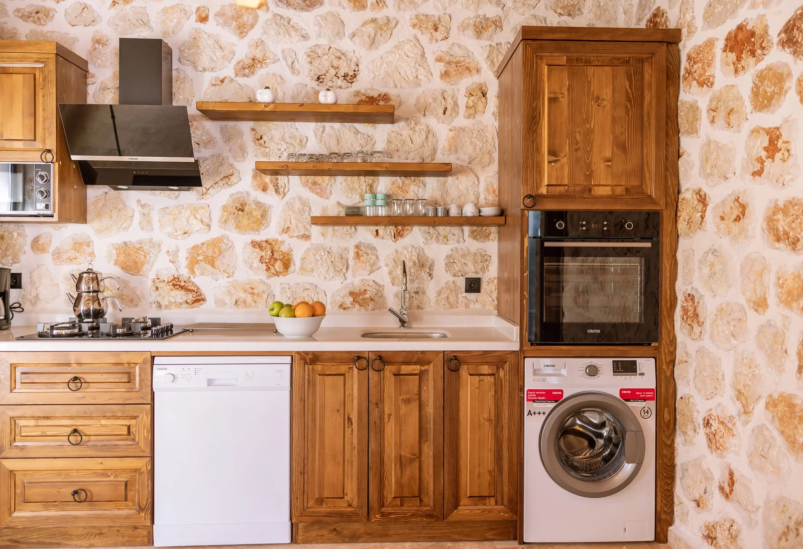 Kalkan’da Merkeze Yakın, Korunaklı Havuzlu, 4 Kişilik, Ekonomik Villa