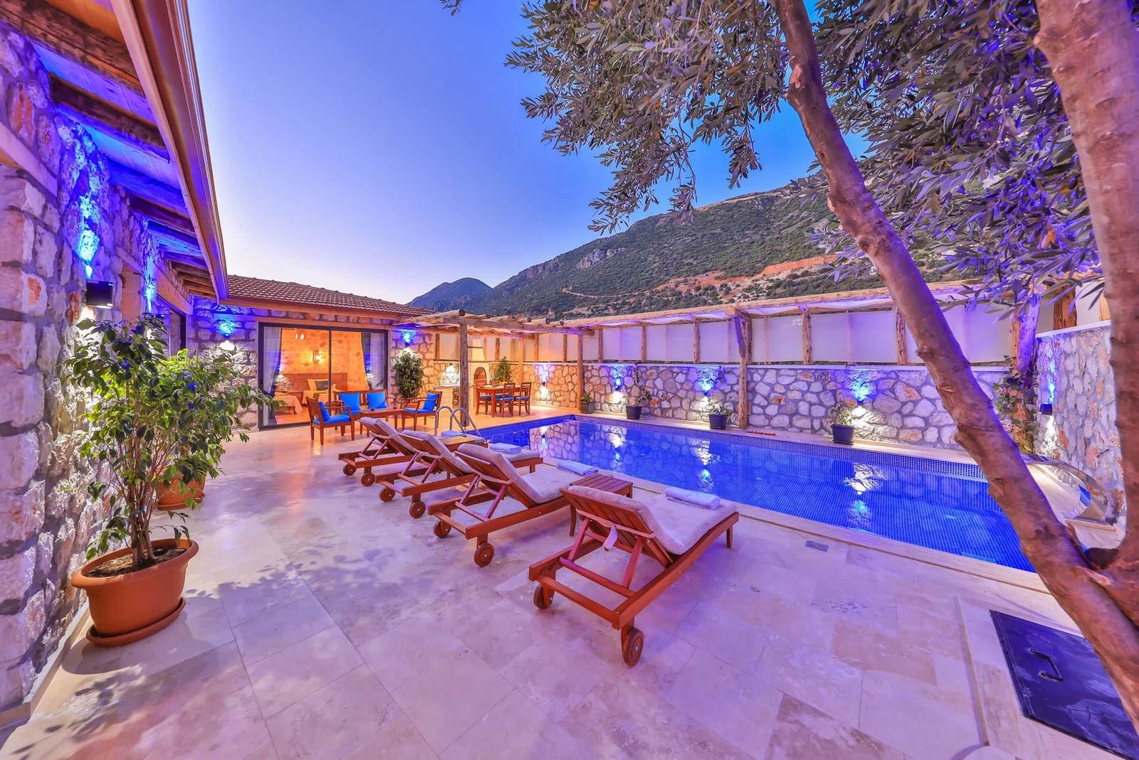 Kalkan’da Merkeze Yakın, Korunaklı Havuzlu, 4 Kişilik, Ekonomik Villa