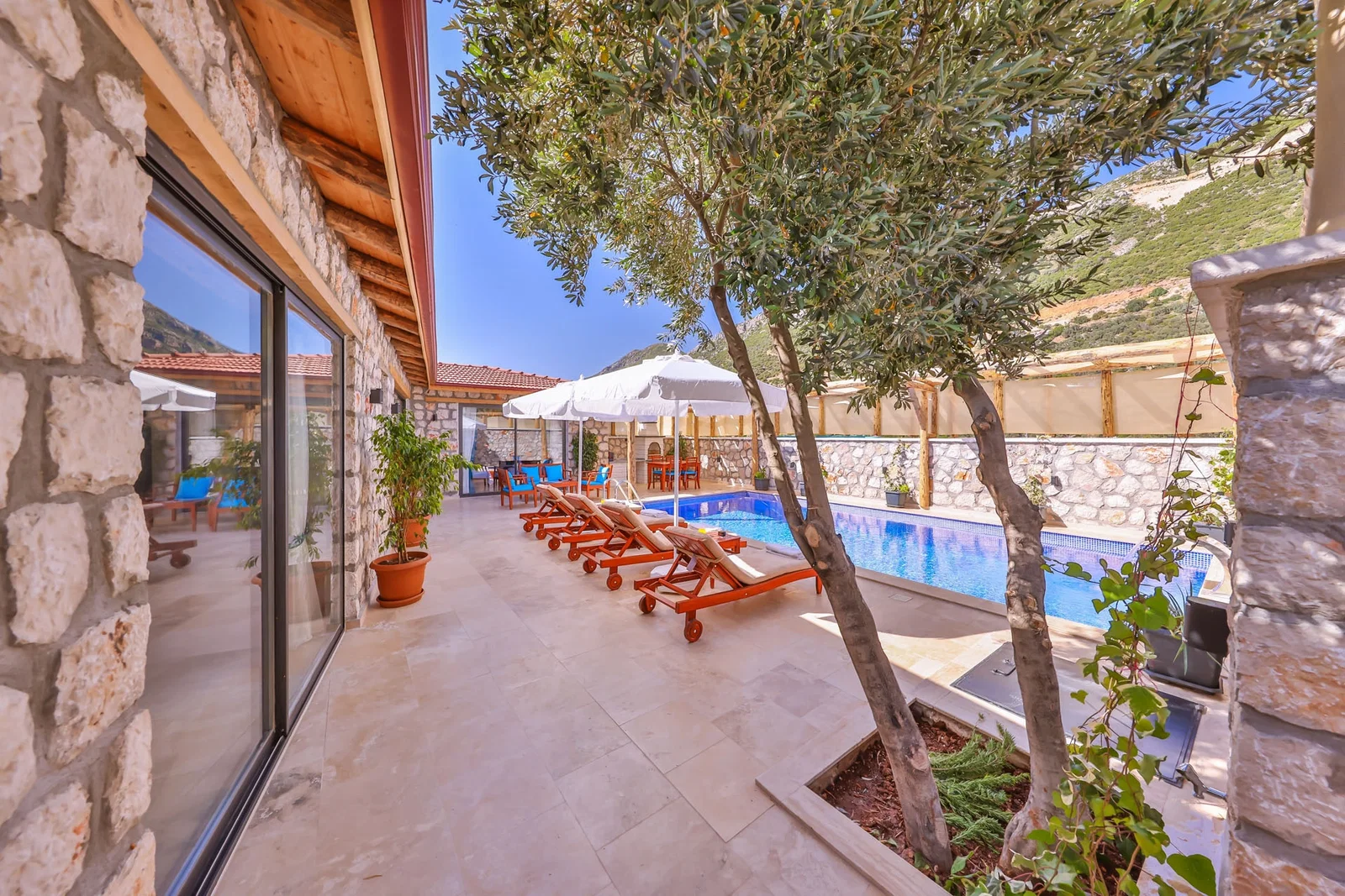 Kalkan’da Merkeze Yakın, Korunaklı Havuzlu, 4 Kişilik, Ekonomik Villa