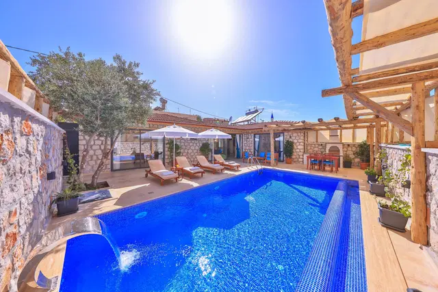 Kalkan’da Merkeze Yakın, Korunaklı Havuzlu, 4 Kişilik, Ekonomik Villa