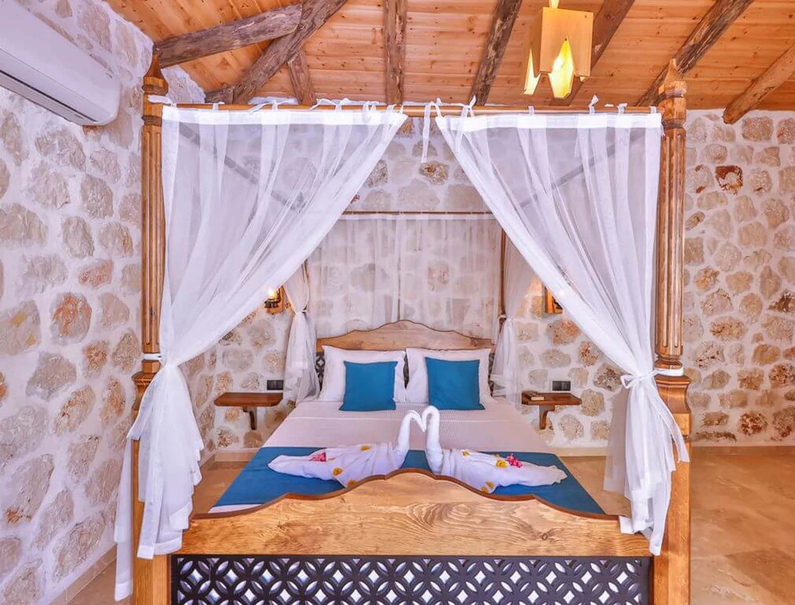Kalkan’da Merkeze Yakın, Korunaklı Havuzlu, 4 Kişilik, Ekonomik Villa