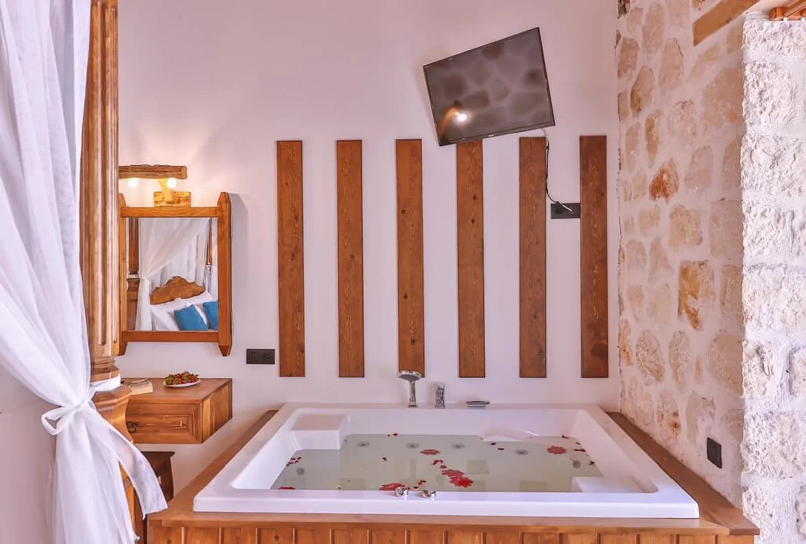 Kalkan’da Merkeze Yakın, Korunaklı Havuzlu, 4 Kişilik, Ekonomik Villa