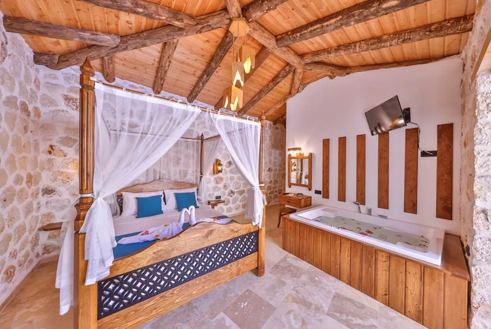 Kalkan’da Merkeze Yakın, Korunaklı Havuzlu, 4 Kişilik, Ekonomik Villa