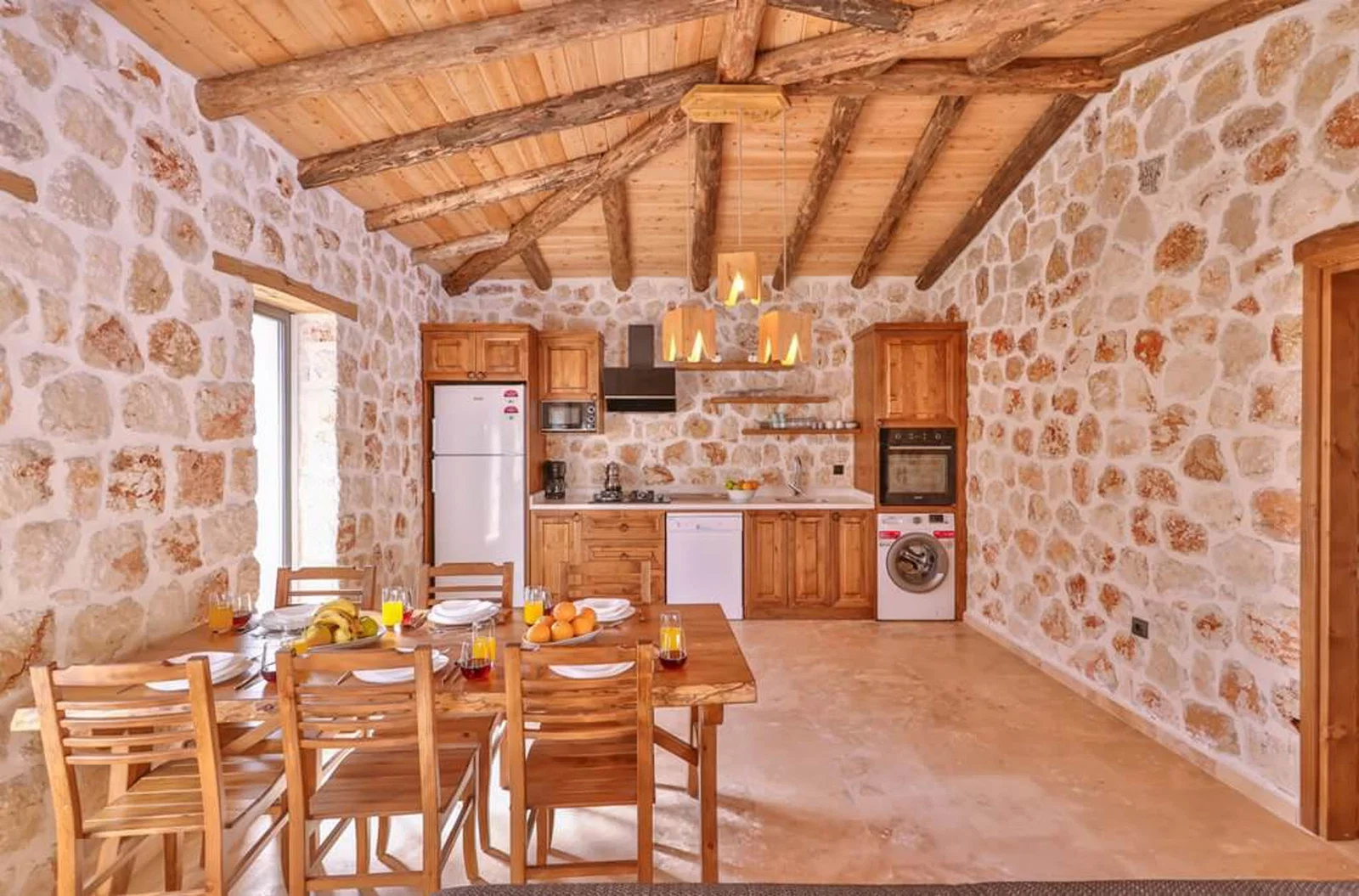 Kalkan’da Merkeze Yakın, Korunaklı Havuzlu, 4 Kişilik, Ekonomik Villa