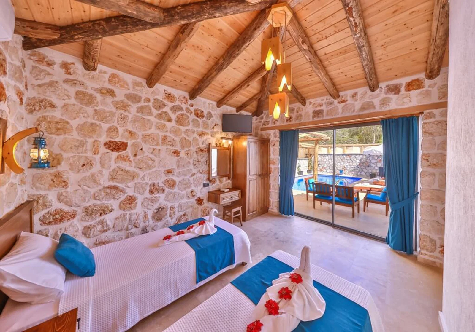 Kalkan’da Merkeze Yakın, Korunaklı Havuzlu, 4 Kişilik, Ekonomik Villa