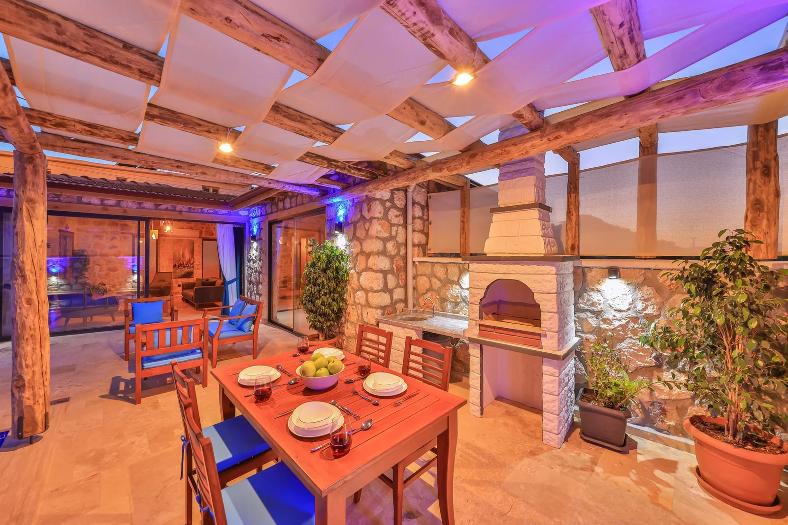 Kalkan’da Merkeze Yakın, Korunaklı Havuzlu, 4 Kişilik, Ekonomik Villa