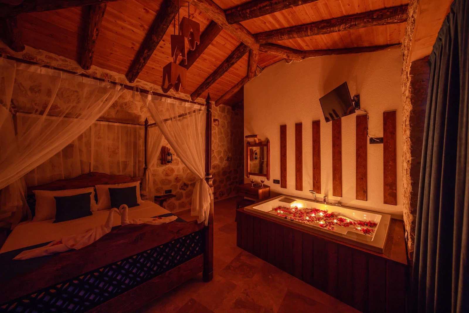 Kalkan’da Merkeze Yakın, Korunaklı Havuzlu, 4 Kişilik, Ekonomik Villa