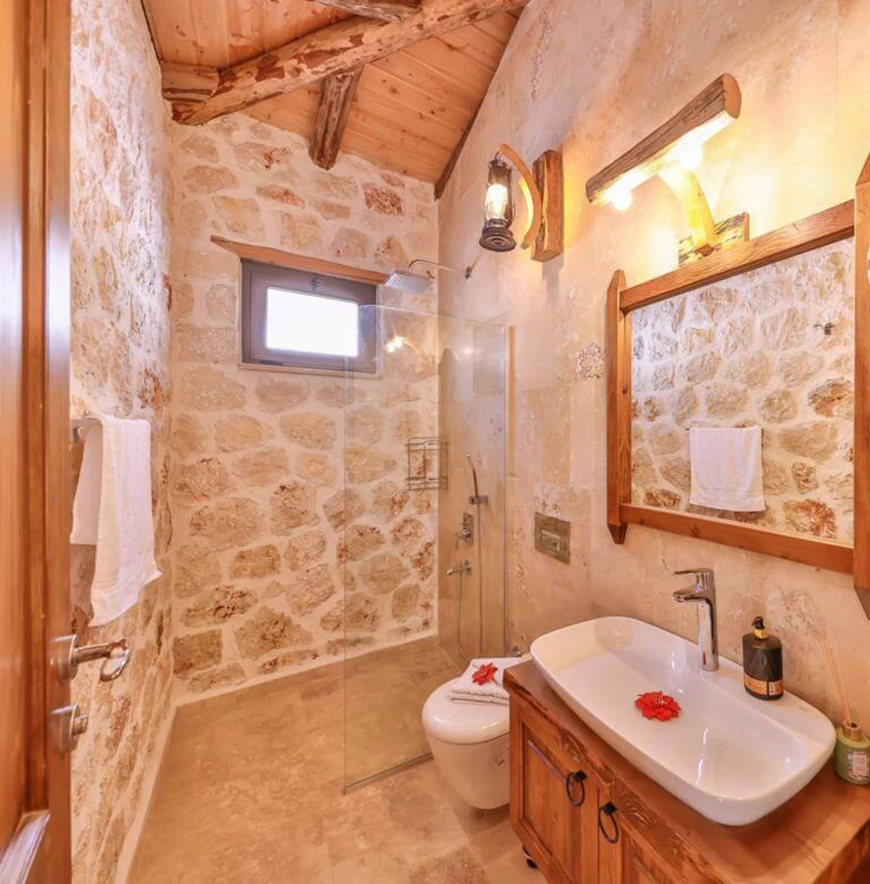 Kalkan’da Merkeze Yakın, Korunaklı Havuzlu, 4 Kişilik, Ekonomik Villa