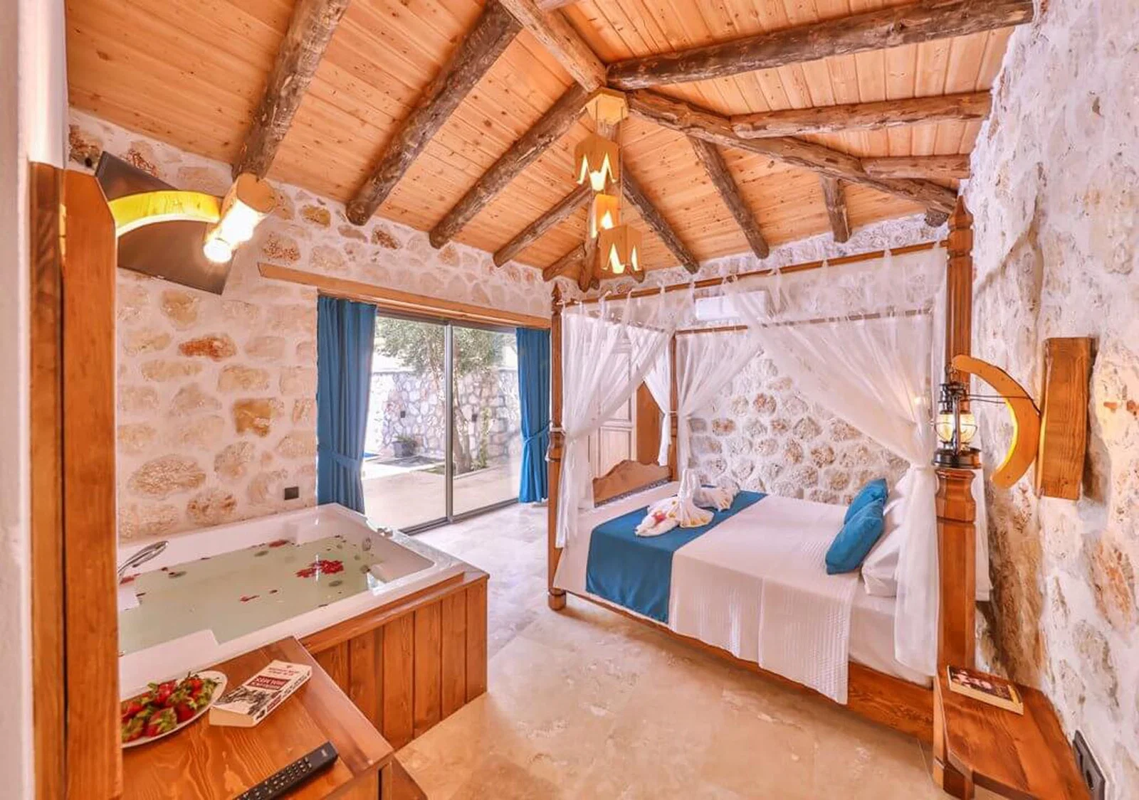 Kalkan’da Merkeze Yakın, Korunaklı Havuzlu, 4 Kişilik, Ekonomik Villa