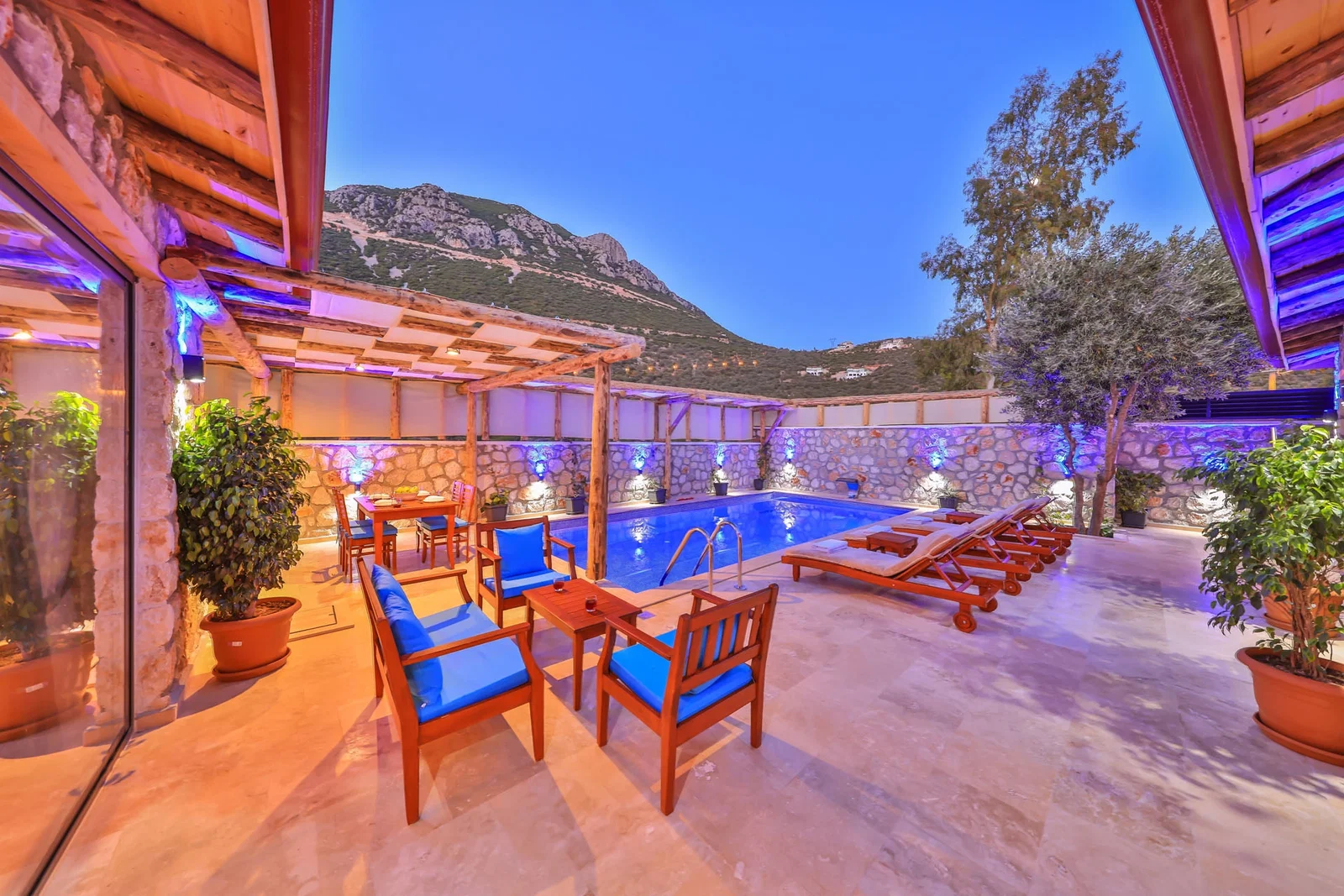 Kalkan’da Merkeze Yakın, Korunaklı Havuzlu, 4 Kişilik, Ekonomik Villa