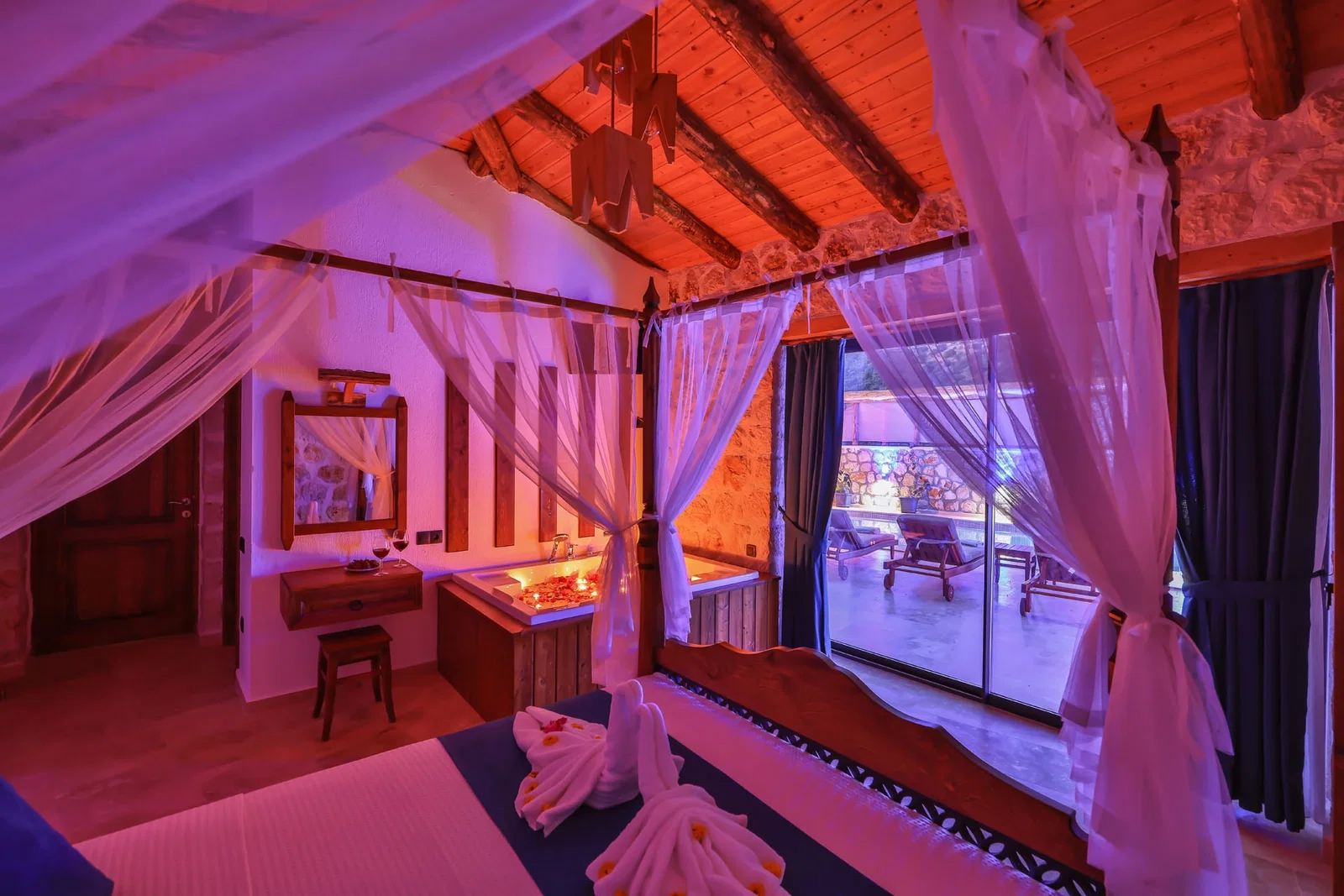 Kalkan’da Merkeze Yakın, Korunaklı Havuzlu, 4 Kişilik, Ekonomik Villa