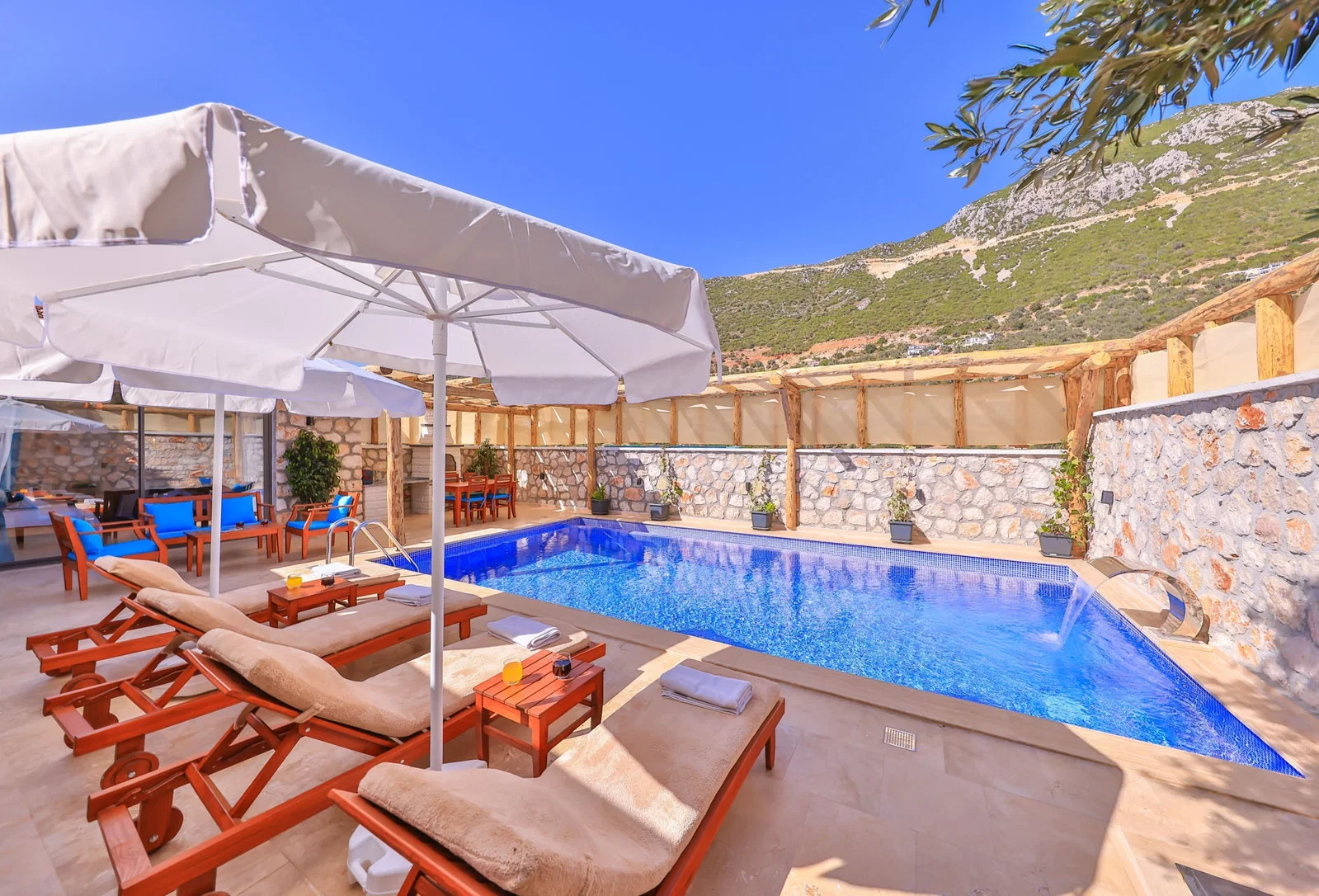 Kalkan’da Merkeze Yakın, Korunaklı Havuzlu, 4 Kişilik, Ekonomik Villa