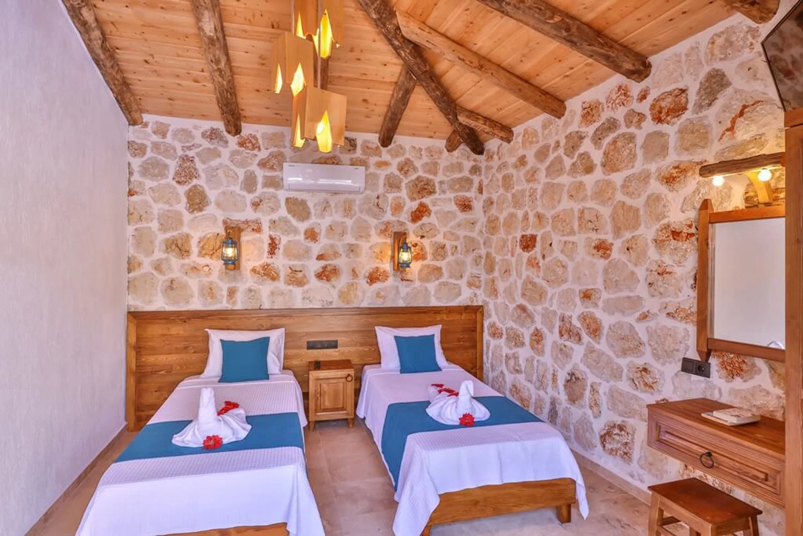 Kalkan’da Merkeze Yakın, Korunaklı Havuzlu, 4 Kişilik, Ekonomik Villa