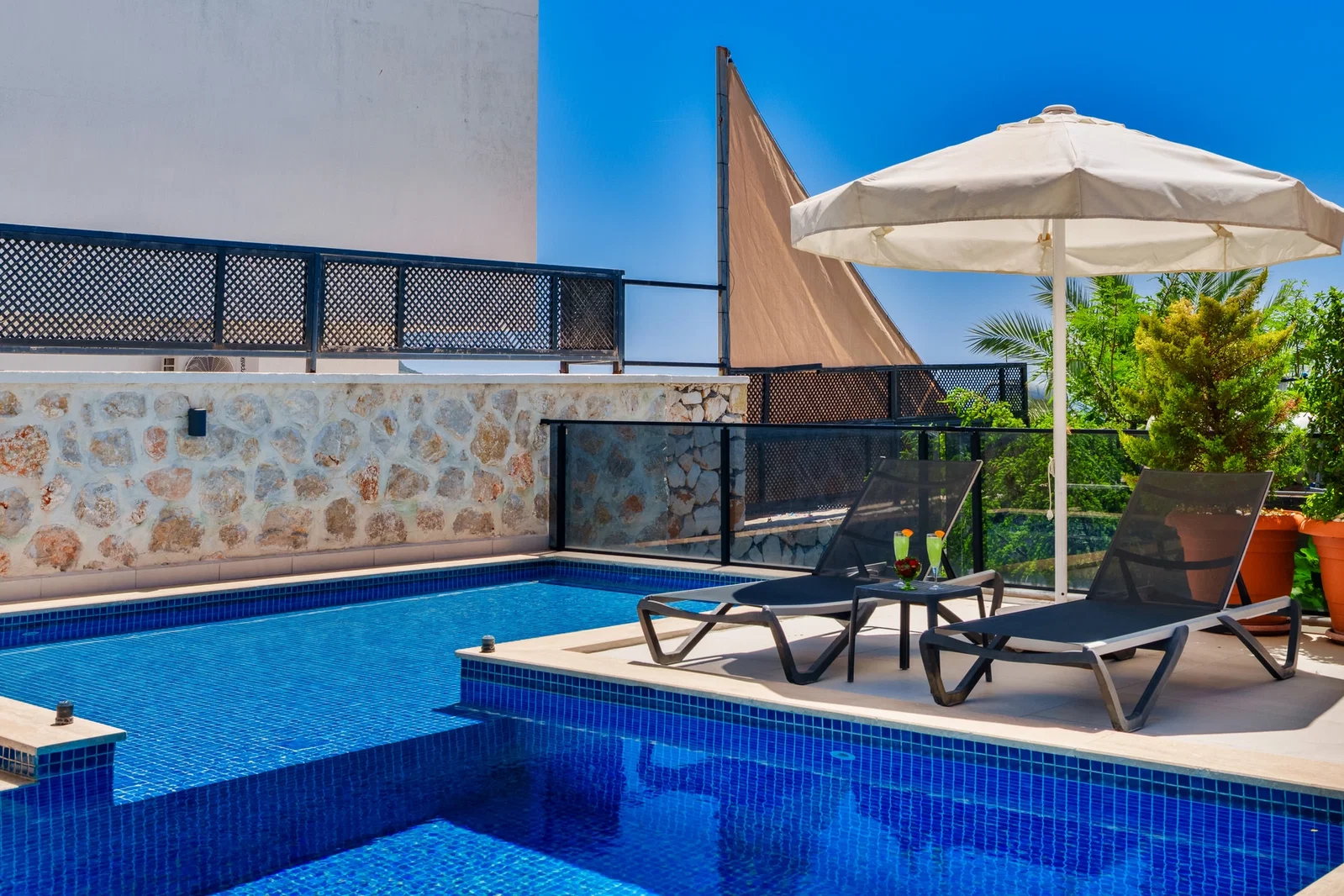 Kalkan’da Merkeze Yakın, Isıtmalı Havuzlu, 4 Yatak Odalı, Lüks Villa