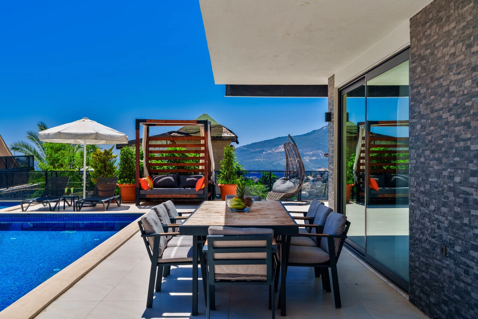 Kalkan’da Merkeze Yakın, Isıtmalı Havuzlu, 4 Yatak Odalı, Lüks Villa