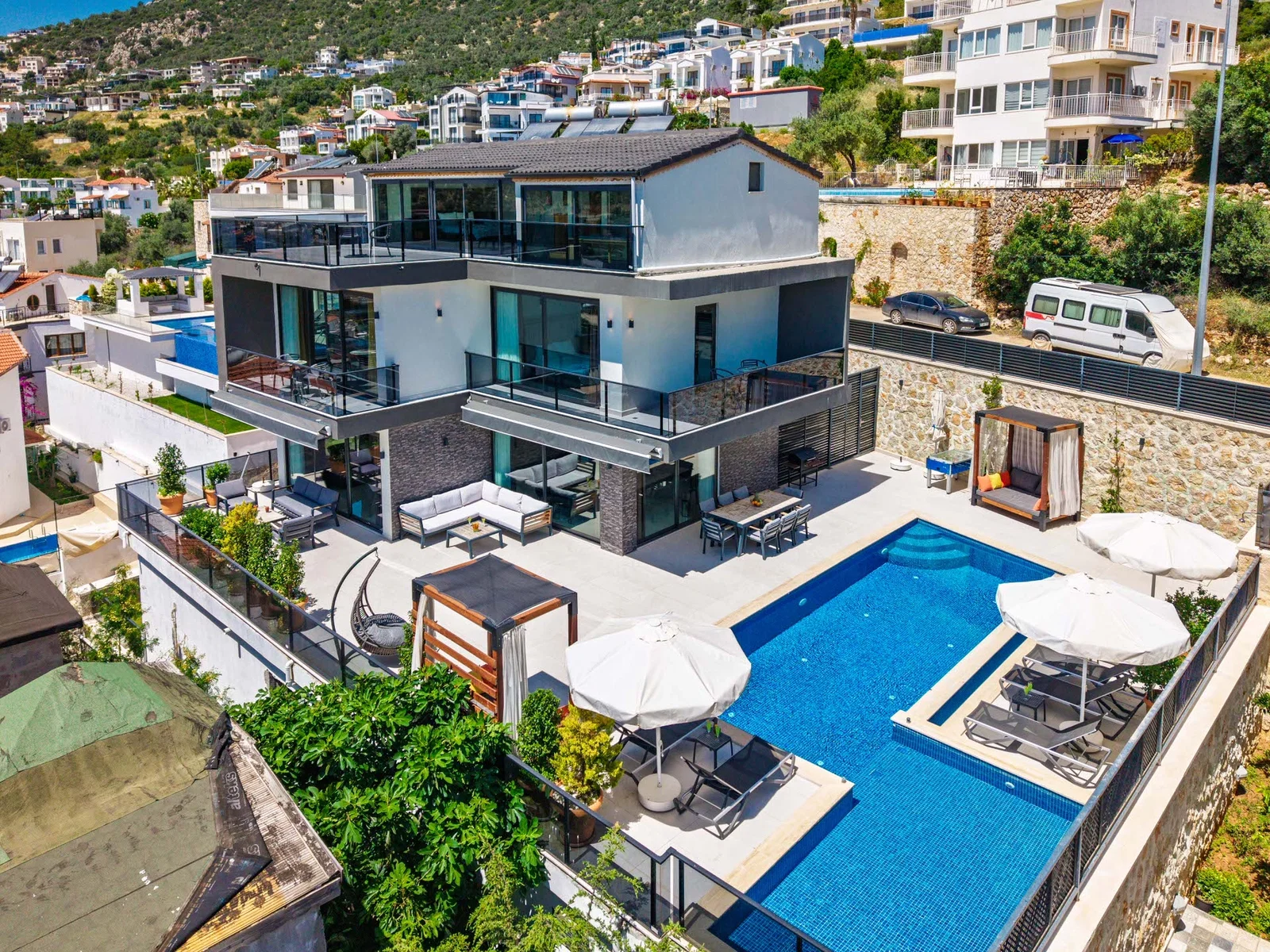 Kalkan’da Merkeze Yakın, Isıtmalı Havuzlu, 4 Yatak Odalı, Lüks Villa