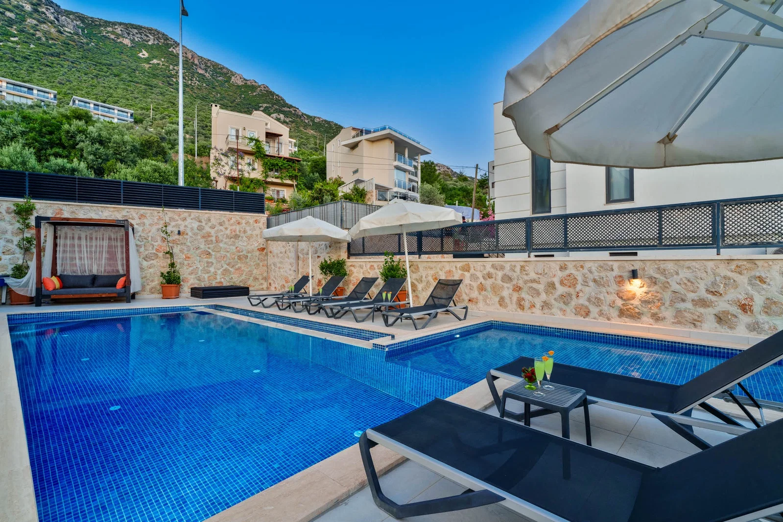 Kalkan’da Merkeze Yakın, Isıtmalı Havuzlu, 4 Yatak Odalı, Lüks Villa