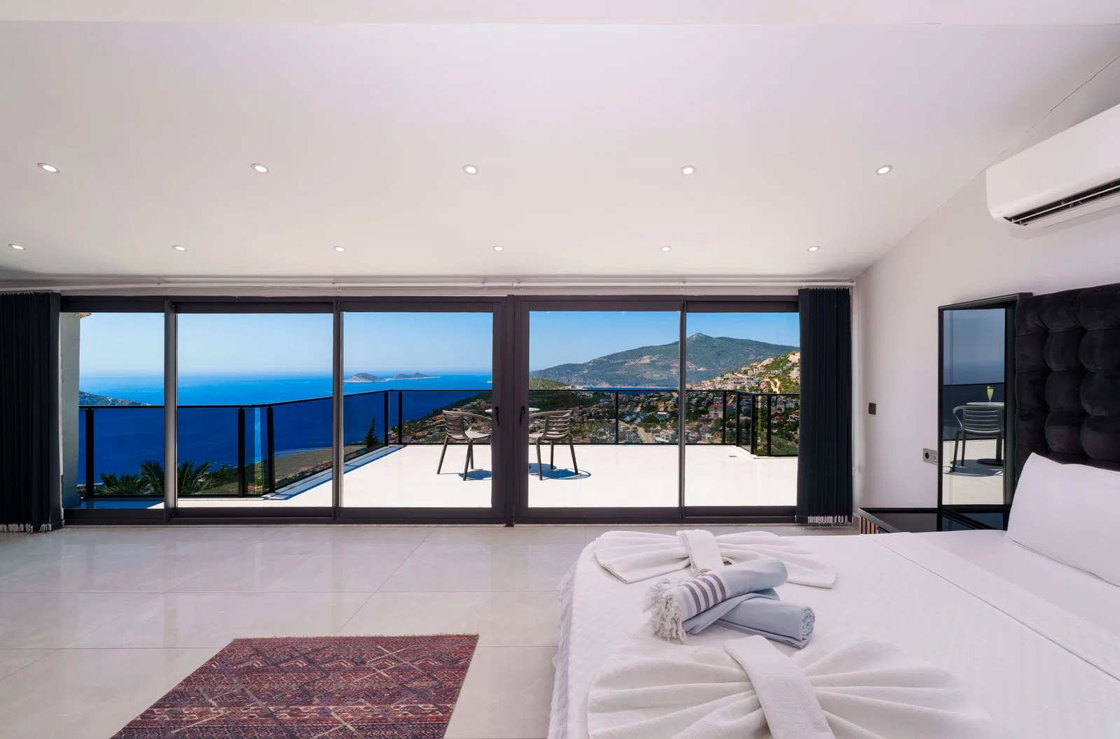 Kalkan’da Merkeze Yakın, Isıtmalı Havuzlu, 4 Yatak Odalı, Lüks Villa