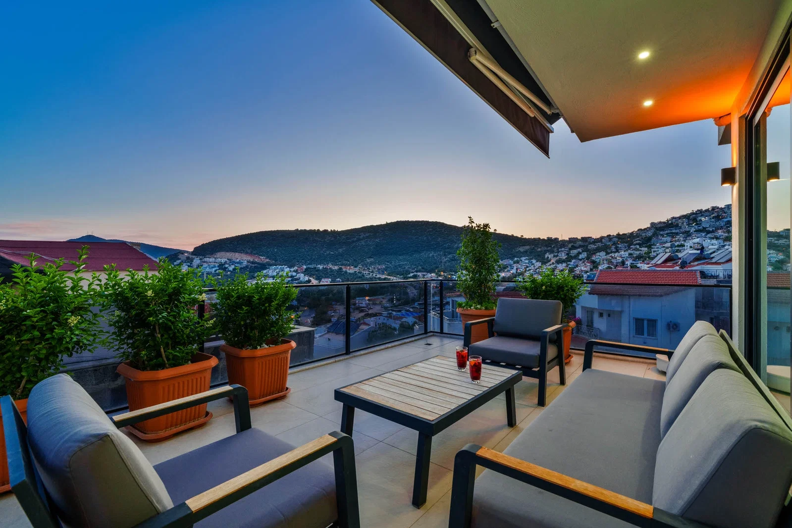 Kalkan’da Merkeze Yakın, Isıtmalı Havuzlu, 4 Yatak Odalı, Lüks Villa