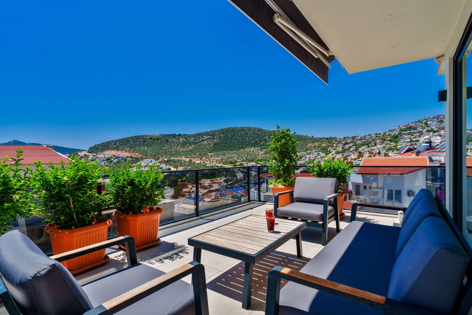 Kalkan’da Merkeze Yakın, Isıtmalı Havuzlu, 4 Yatak Odalı, Lüks Villa