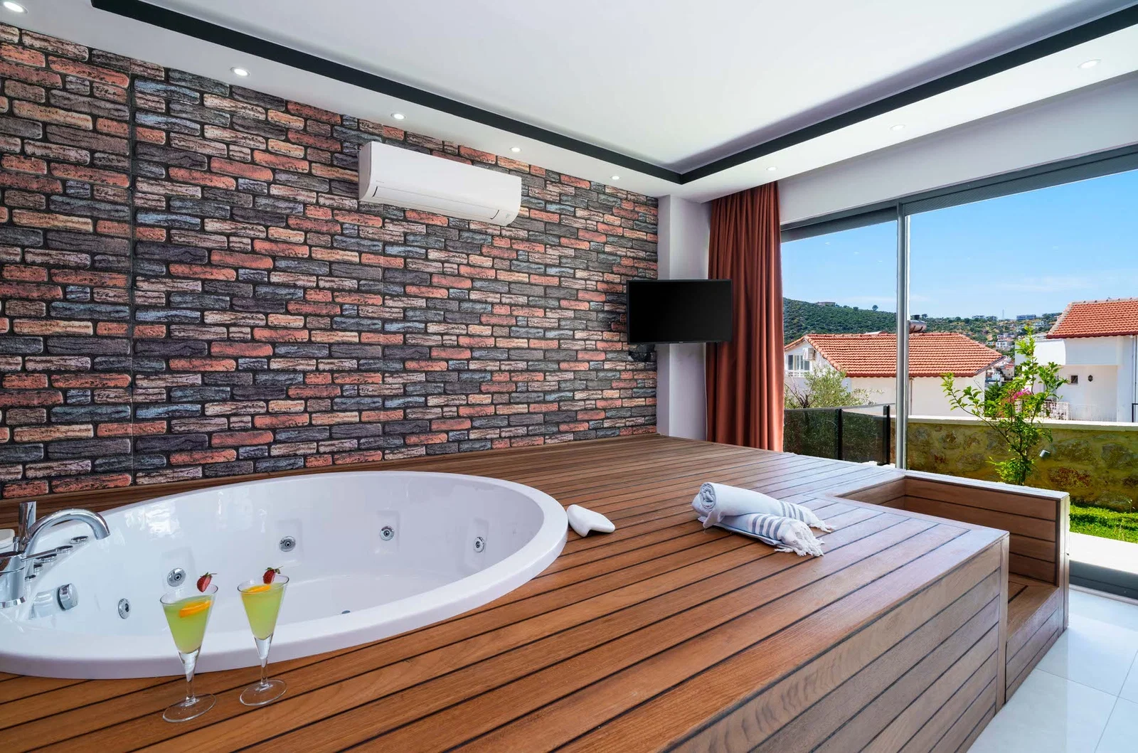 Kalkan’da Merkeze Yakın, Isıtmalı Havuzlu, 4 Yatak Odalı, Lüks Villa
