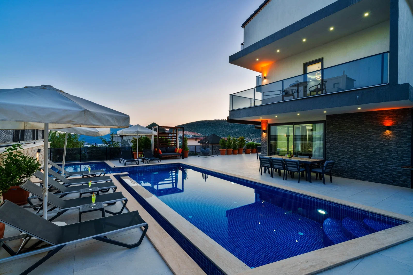 Kalkan’da Merkeze Yakın, Isıtmalı Havuzlu, 4 Yatak Odalı, Lüks Villa